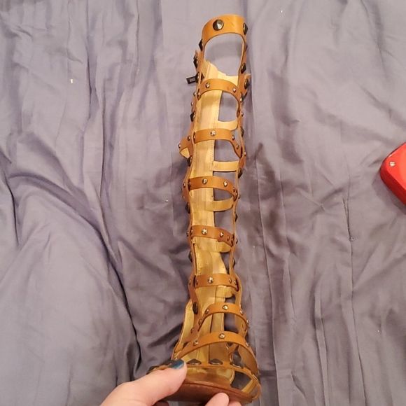 Super hot camel colored studded Schutz gladiators - Picture 11 of 12